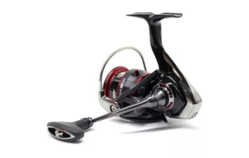 Катушка безынерционная Daiwa 20 Fuego LT 2500