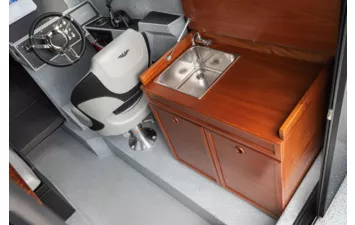 Катер VOYAGER 700 Cabin