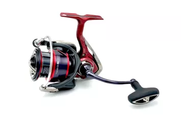 Катушка безынерционная Daiwa 23 Fuego LT 3000D-С