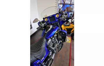 Мотоцикл Indian Roadmaster Elite Cobalt Candy over Black Crystal w/23k Gold ( )