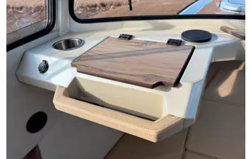 Лодка VOYAGER 600 Cabin