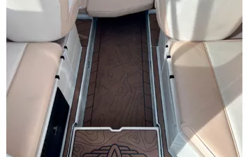 Лодка VOYAGER 600 Cabin