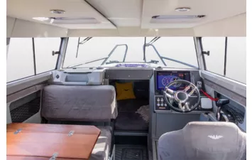 Лодка VOYAGER 850 Cabin