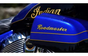 Мотоцикл Indian Roadmaster Elite Cobalt Candy over Black Crystal w/23k Gold ( )