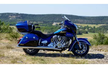 Мотоцикл Indian Roadmaster Elite Cobalt Candy over Black Crystal w/23k Gold ( )