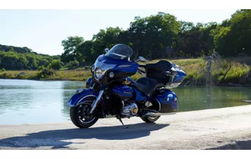 Мотоцикл Indian Roadmaster Elite Cobalt Candy over Black Crystal w/23k Gold ( )