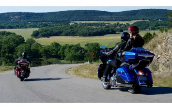 Мотоцикл Indian Roadmaster Elite Cobalt Candy over Black Crystal w/23k Gold ( )