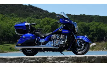 Мотоцикл Indian Roadmaster Elite Cobalt Candy over Black Crystal w/23k Gold ( )