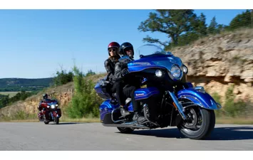 Мотоцикл Indian Roadmaster Elite Cobalt Candy over Black Crystal w/23k Gold ( )